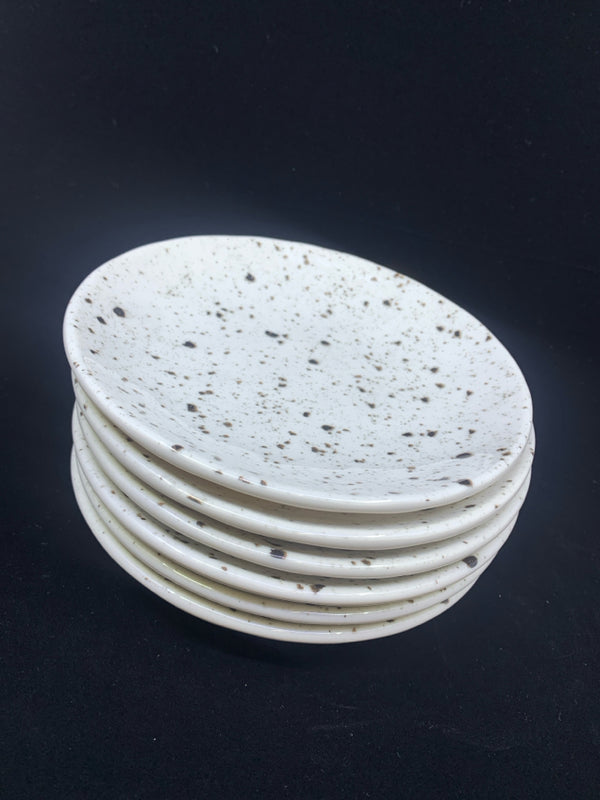6 SMALL BLACK AND WHITE SPECKLED PLATES.