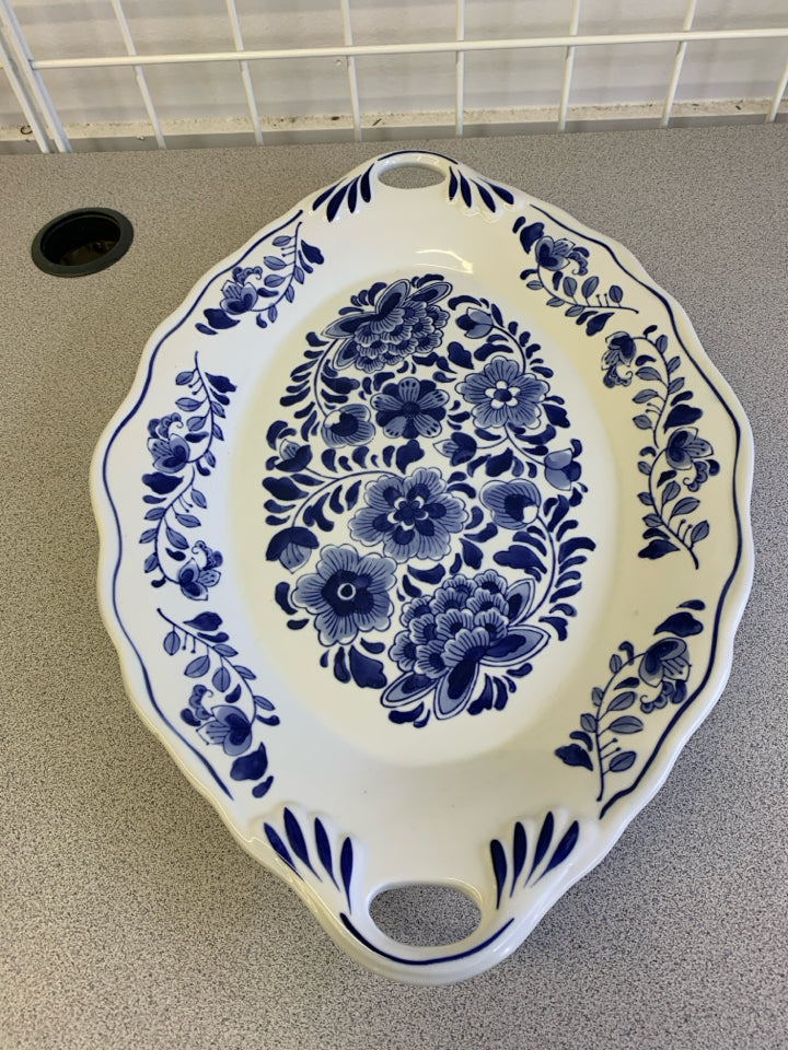 BLUE AND WHITE FLORAL SERVING PLATTER WITH HANDLES.