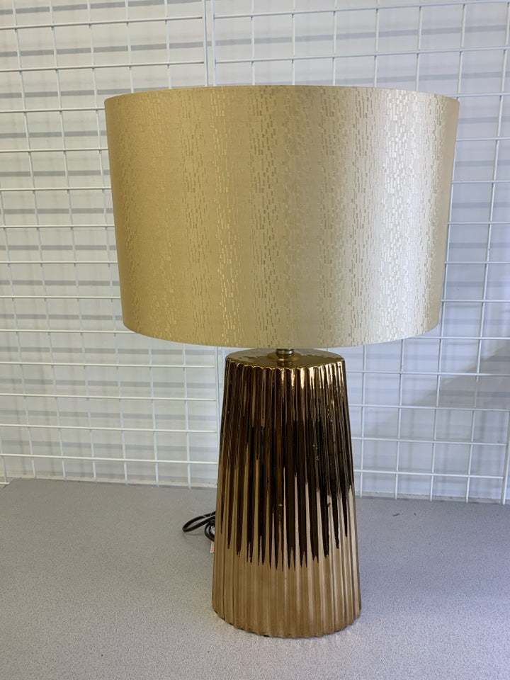 TALL CERAMIC RIBBED GOLDEN LAMP W/ GOLDEN TEXTURED SHADE.