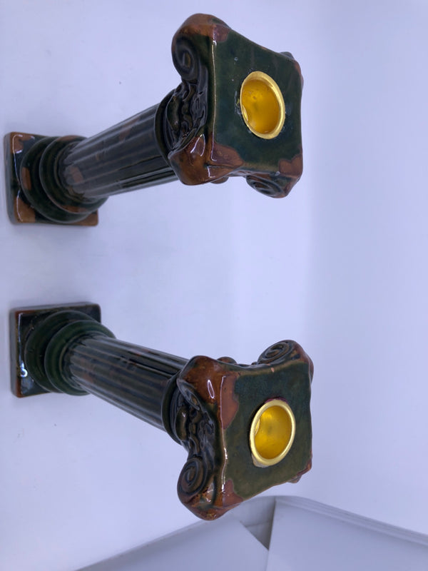 2 GREEN AND BROWN CERAMIC PILLAR CANDLE HOLDERS.