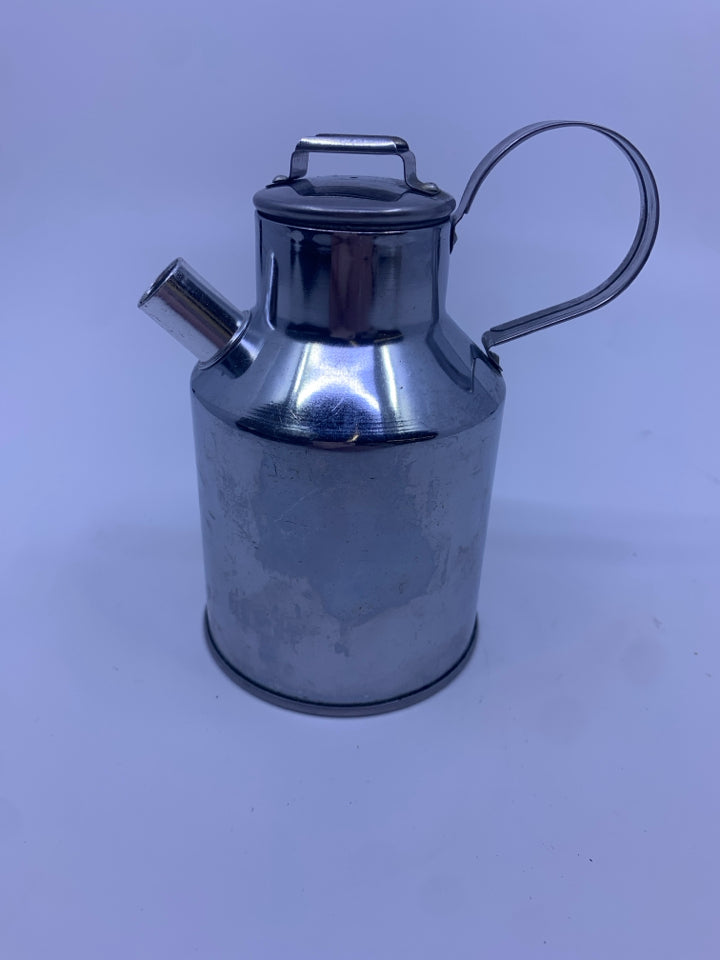 STAINLESS STEEL SYRUP DISPENSER WITH REMOVABLE LID.