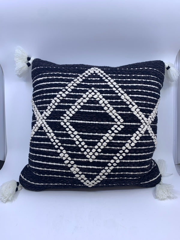 BLACK/WHITE SQUARE PILLOW WITH TASSELS.