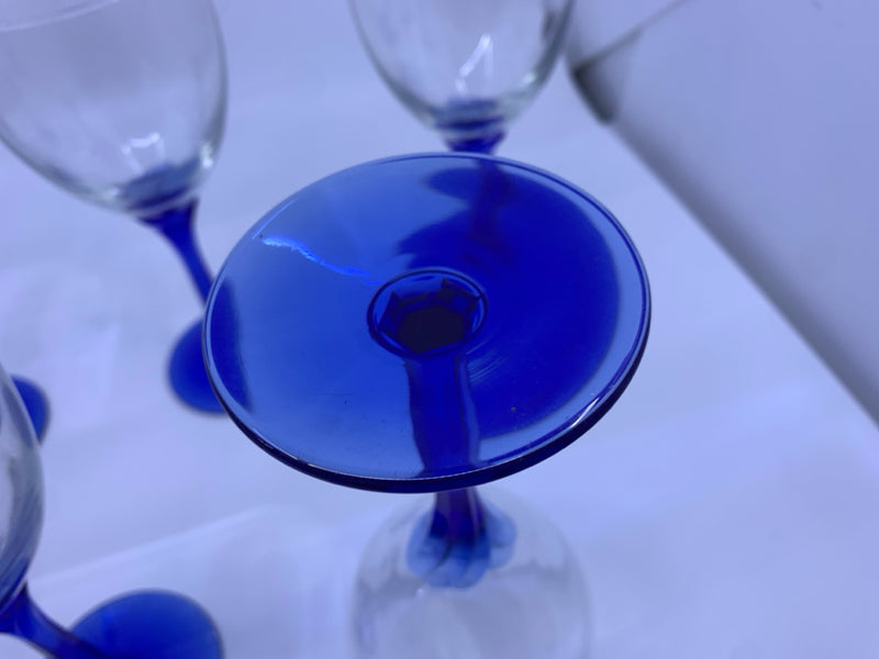 6 WINE GLASSES W/ BLUE STEMS.