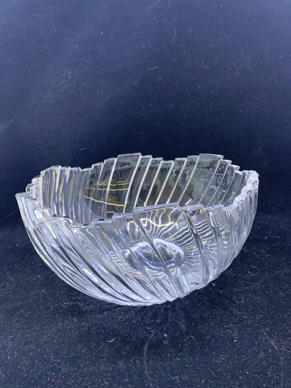 RIBBED SERVING GLASS BOWL W/ JAGGED EDGES.