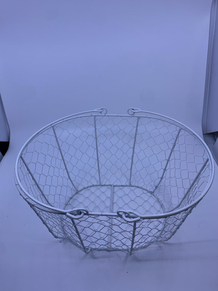 WHITE CHICKEN WIRE BASKET WITH TWO HANDLES.